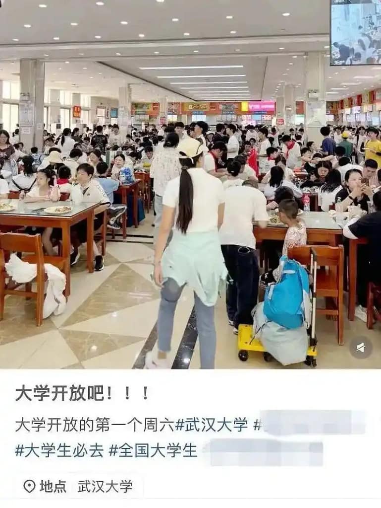 武汉大学食堂爆满 学生“无座可坐”